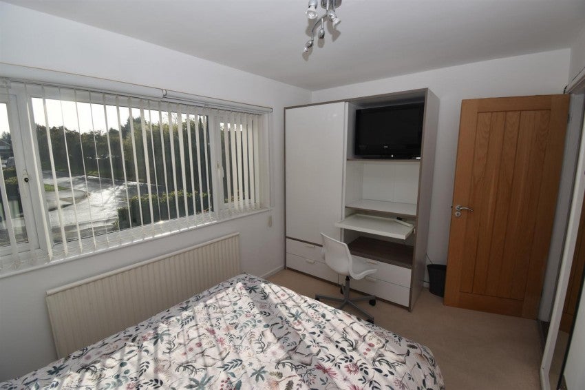 Room Guy's Cross Park Road in Warwick