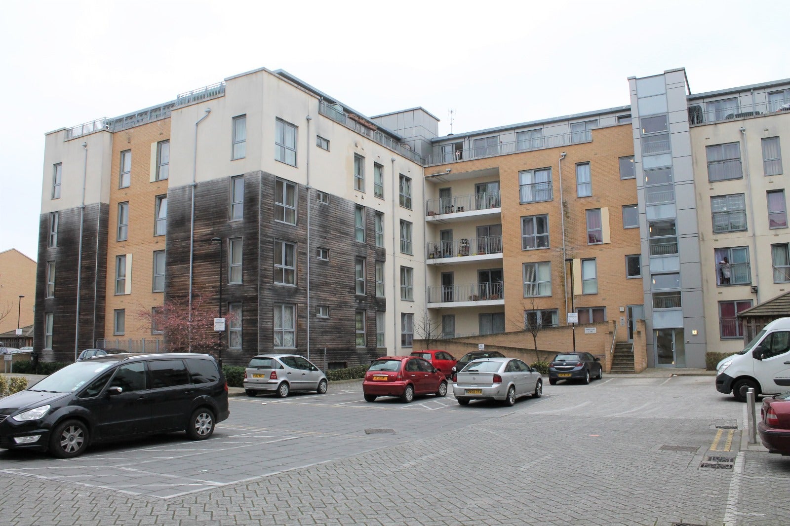 Flat Court Way in London