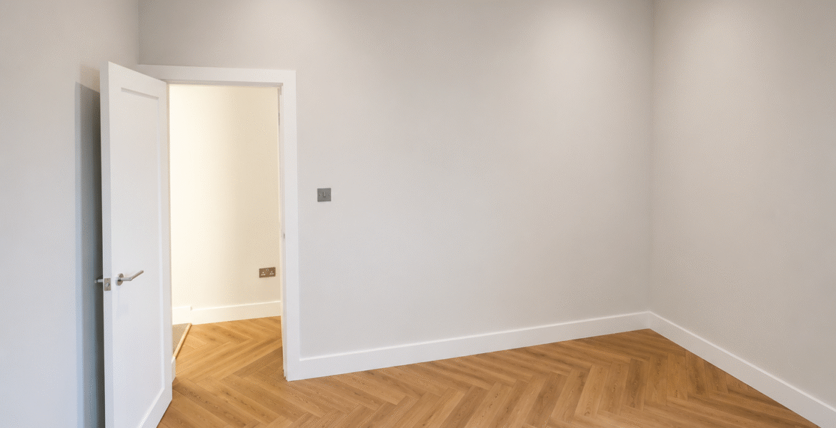 Flat Nutcroft Road in Greater London