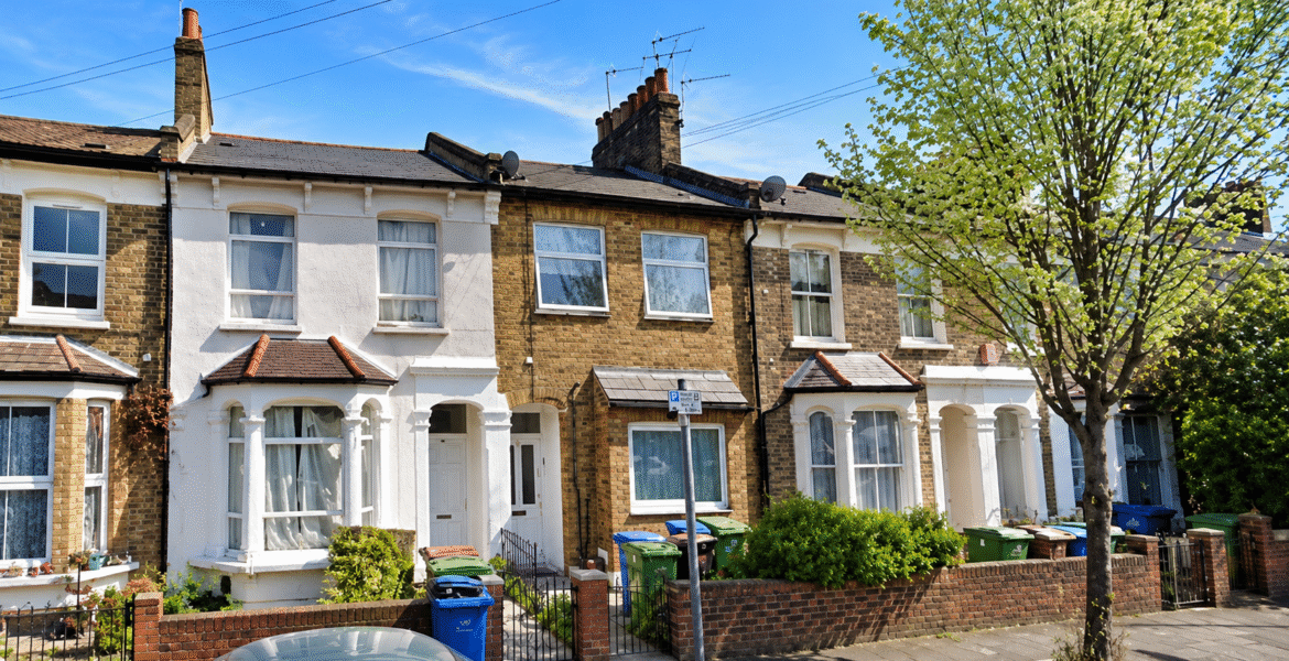 Flat Nutcroft Road in Greater London