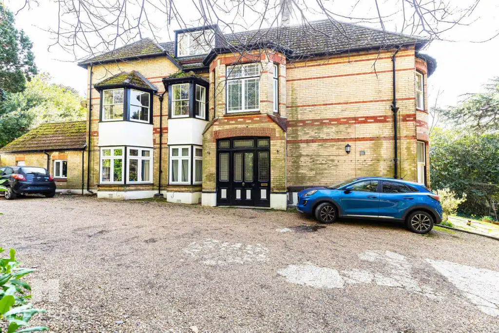 Flat Bodorgan Road in Bournemouth