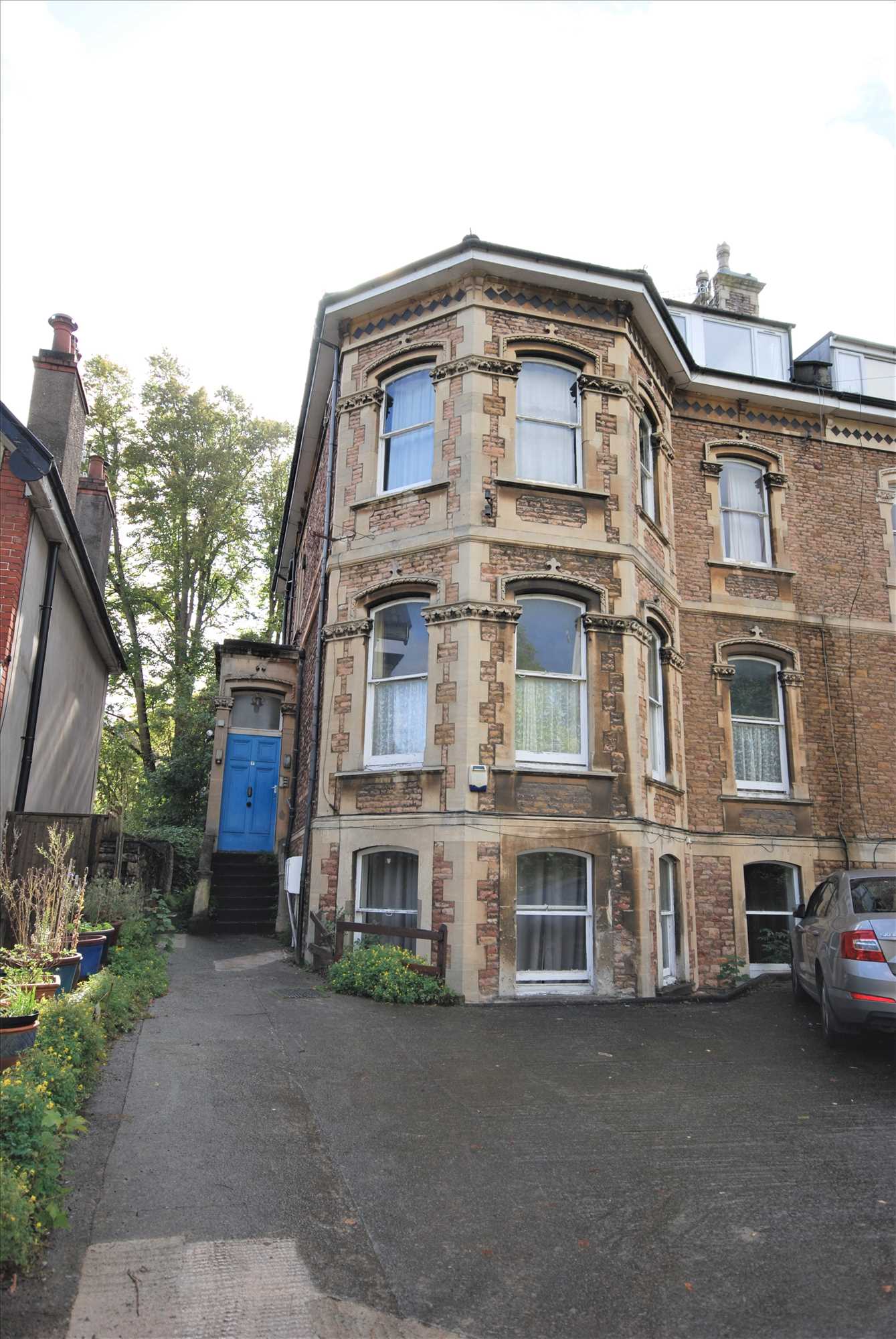Flat Meridian Road in Bristol