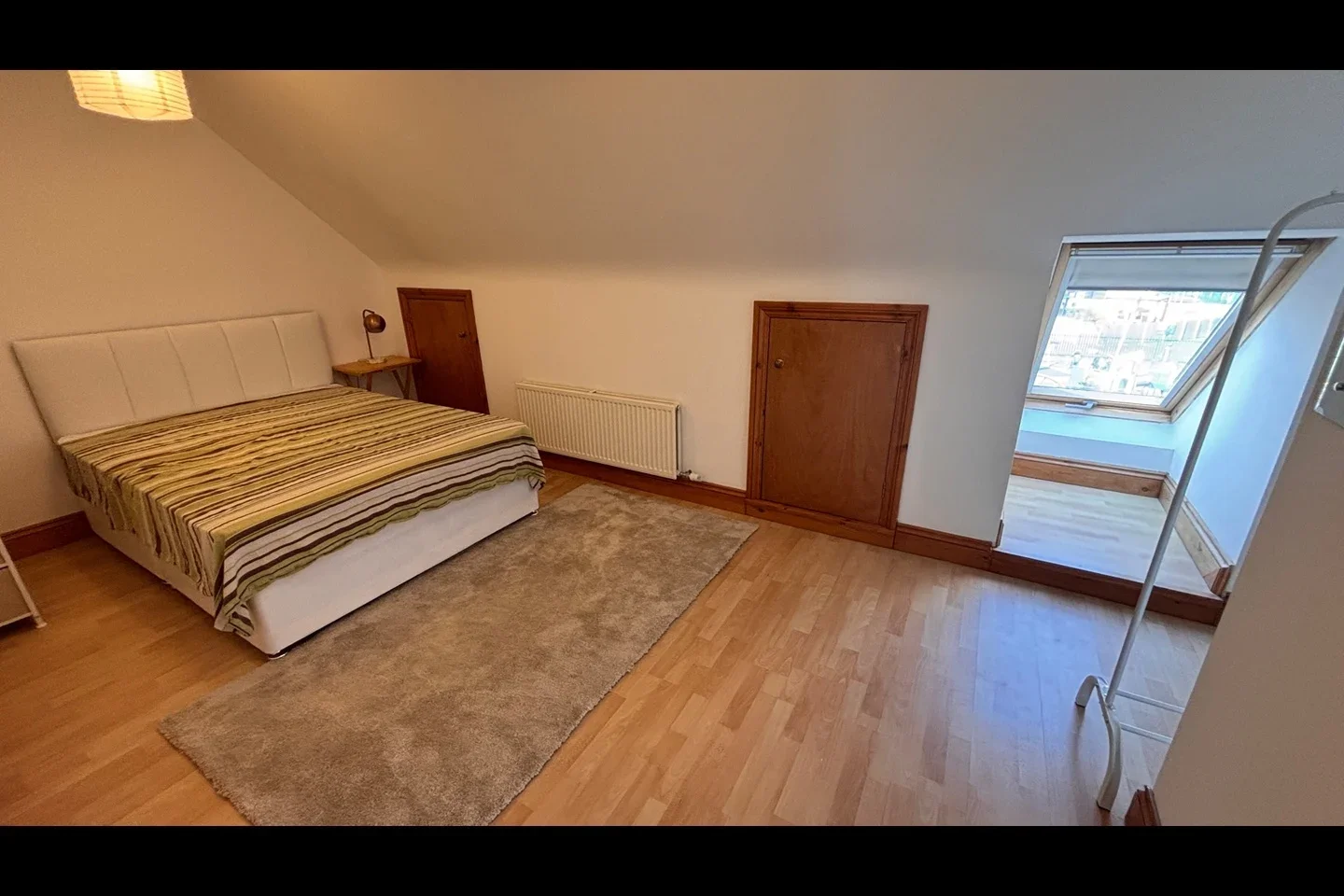 Room East Avenue in Greater London
