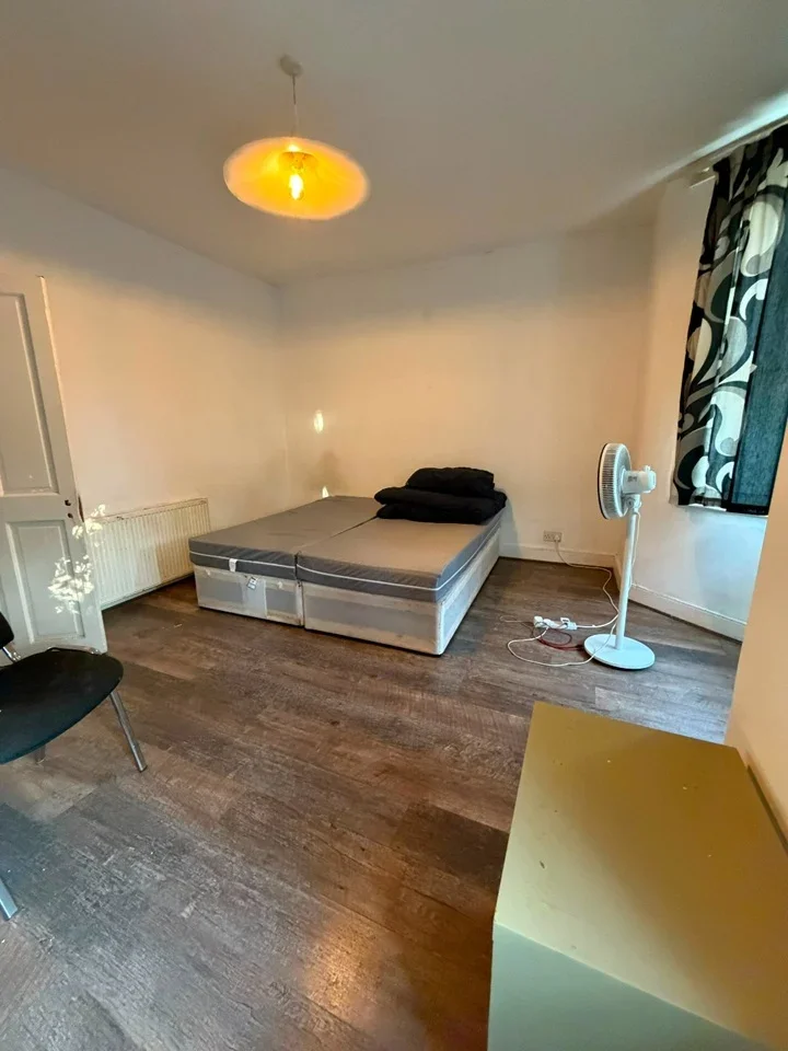 Room St Winefride's Avenue in Greater London