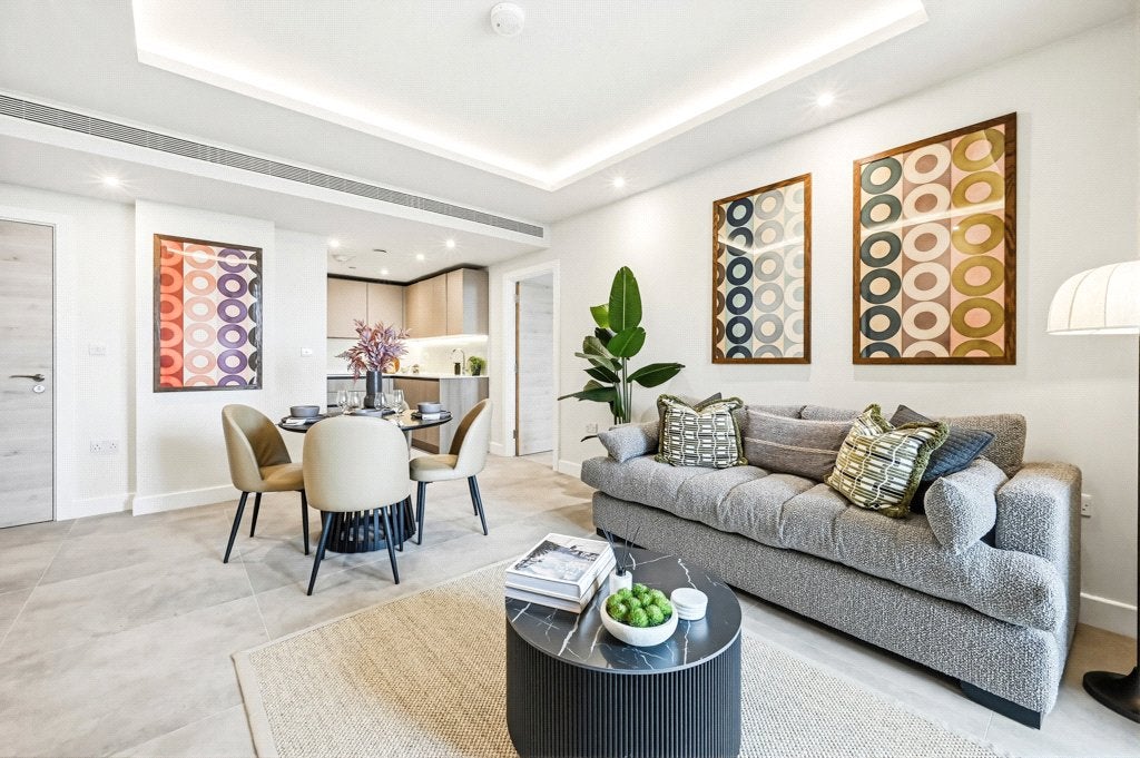 Flat Ponton Road in Greater London