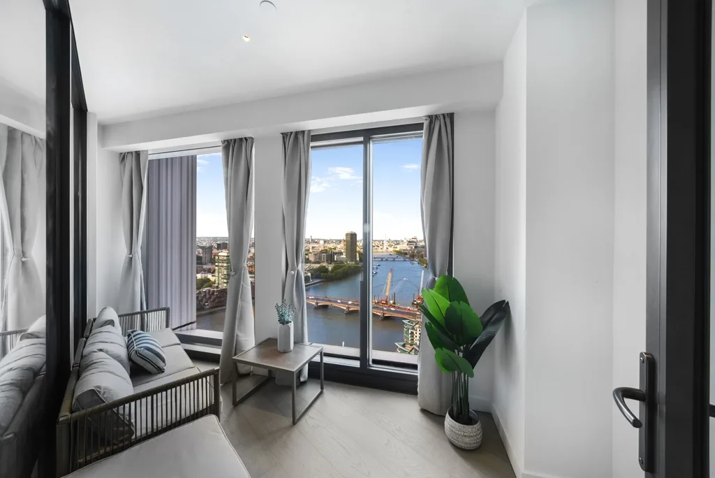 Flat Nine Elms Lane in Greater London