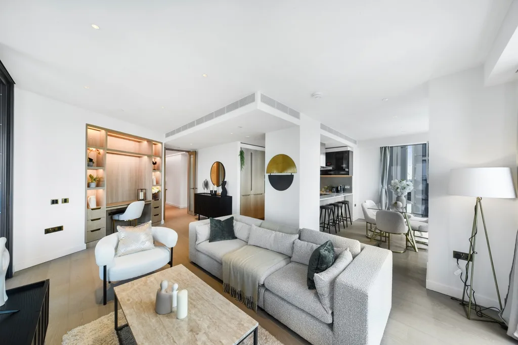 Flat Nine Elms Lane in Greater London