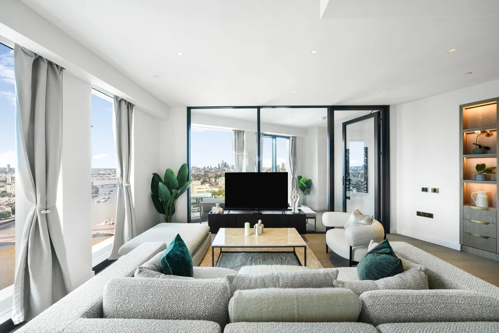 Flat Nine Elms Lane in Greater London