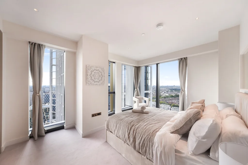 Flat Nine Elms Lane in Greater London