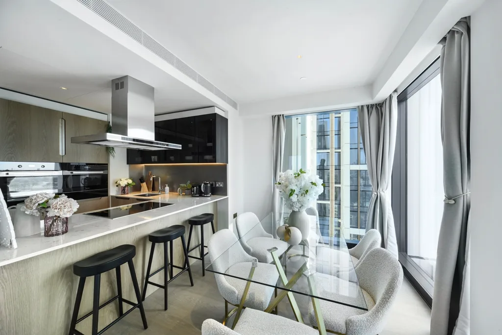 Flat Nine Elms Lane in Greater London