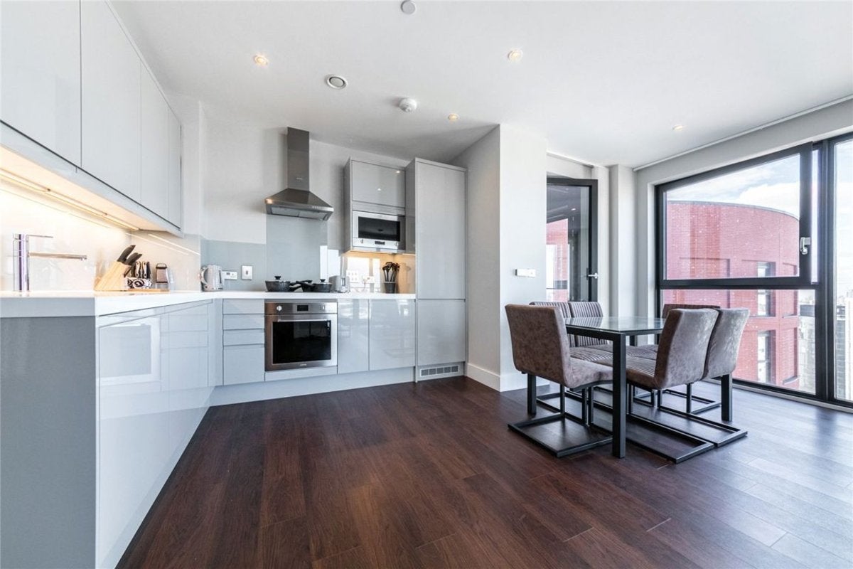 Flat Silvocea Way in Greater London
