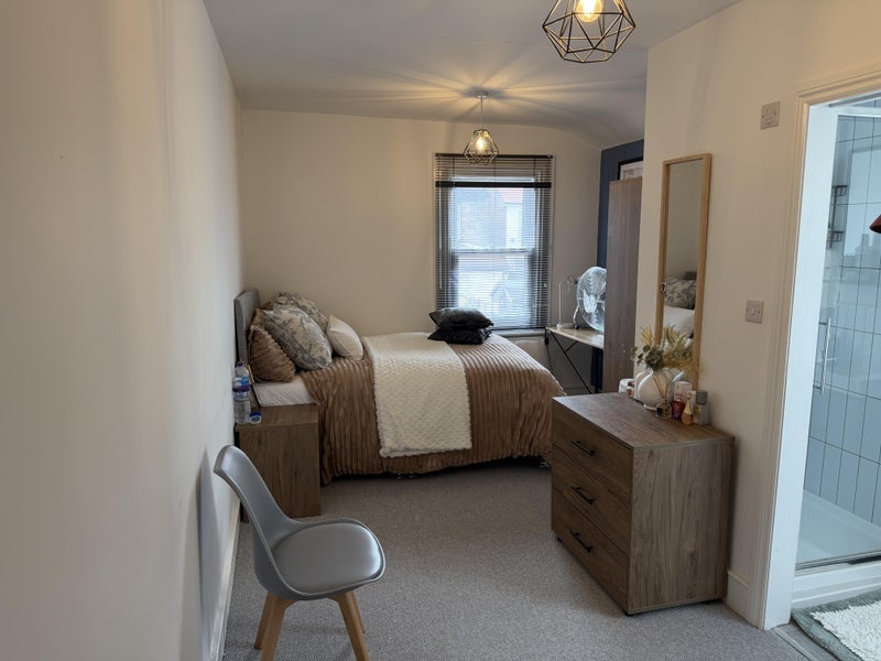 Room Westbury Road in Greater London