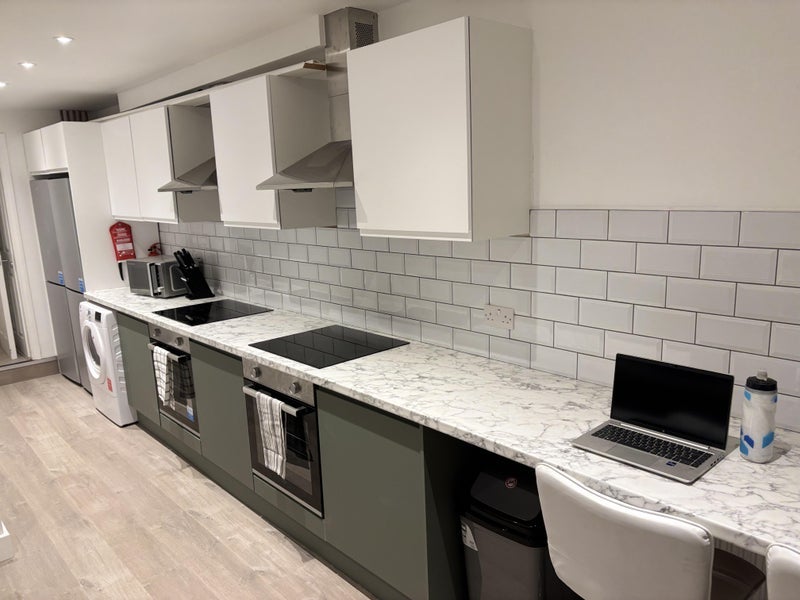 Room Westbury Road in Greater London