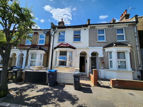 House Lynton Road in London