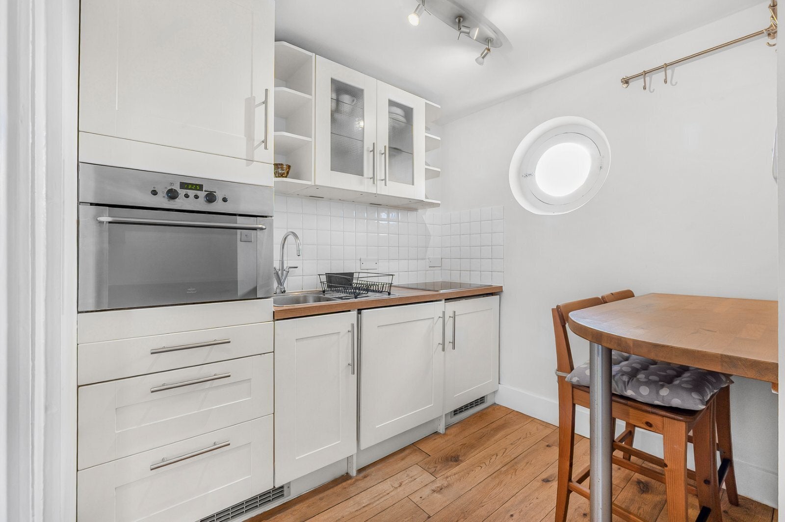 Flat Onslow Road in Greater London
