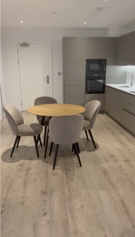 Room Rolling Street in Salford