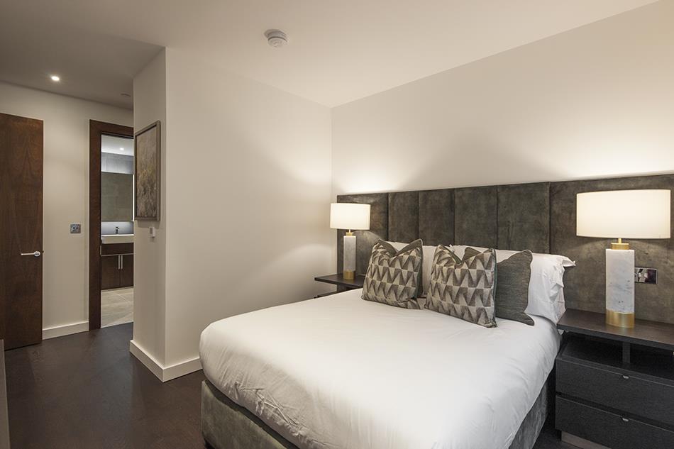 Flat Ponton Road in Greater London