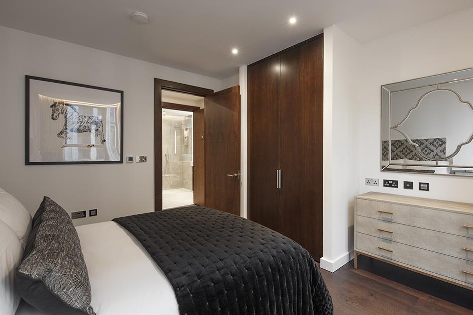 Flat Ponton Road in Greater London