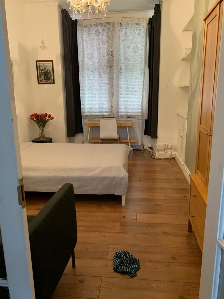 Room Queen's Road in Greater London