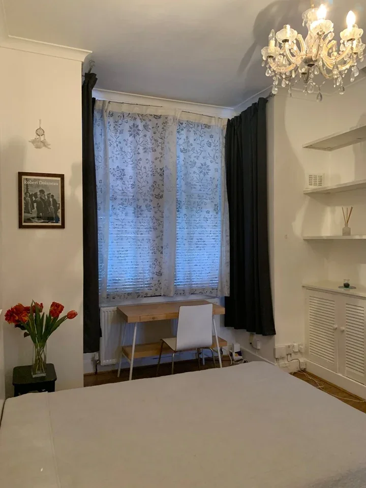 Room Queen's Road in Greater London