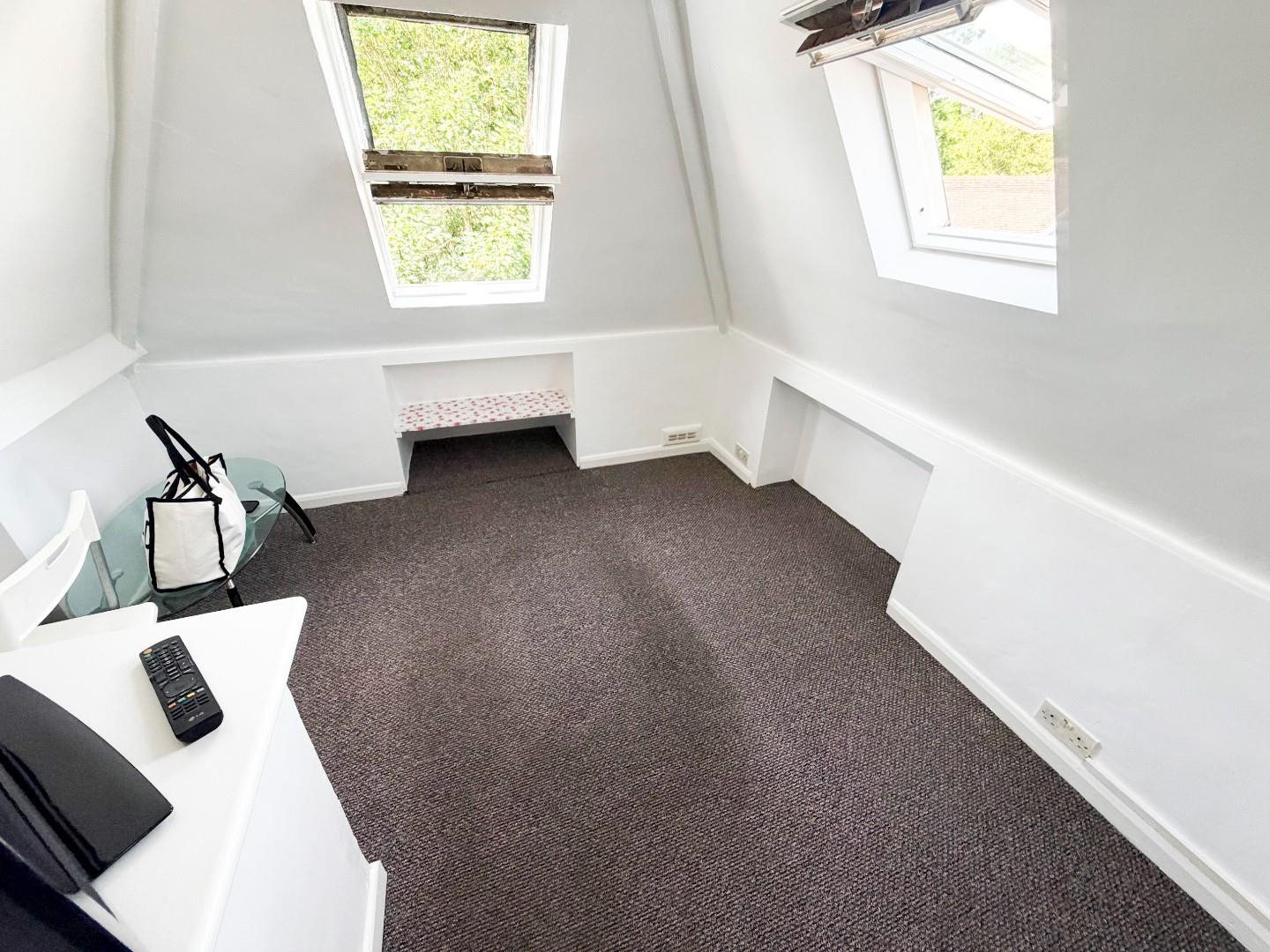 Flat Stanmore Hill in Greater London