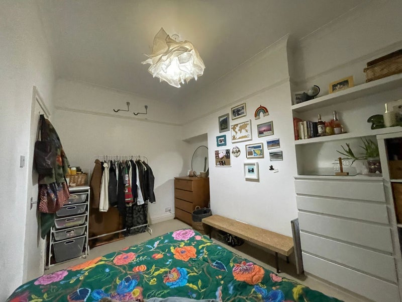 Room Claude Road in Cardiff
