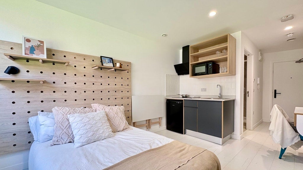 Flat Commercial Road in Greater London