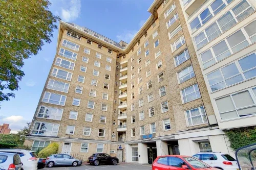 Flat Middlefield in London