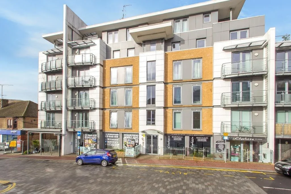 Flat Whytecliffe Road South in Greater London