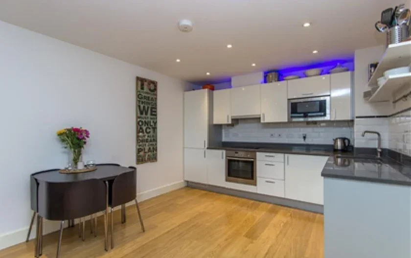 Flat Whytecliffe Road South in Greater London