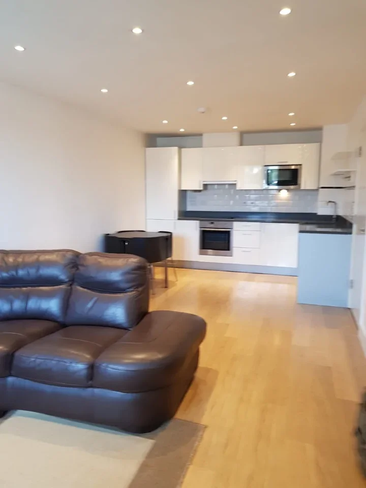Flat Whytecliffe Road South in Greater London
