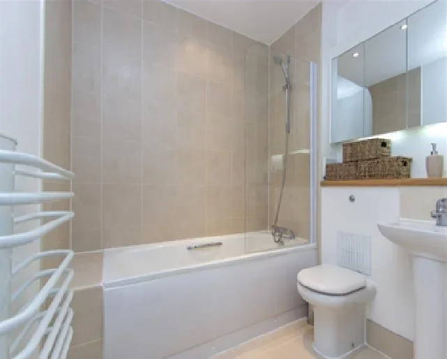 Flat Whytecliffe Road South in Greater London