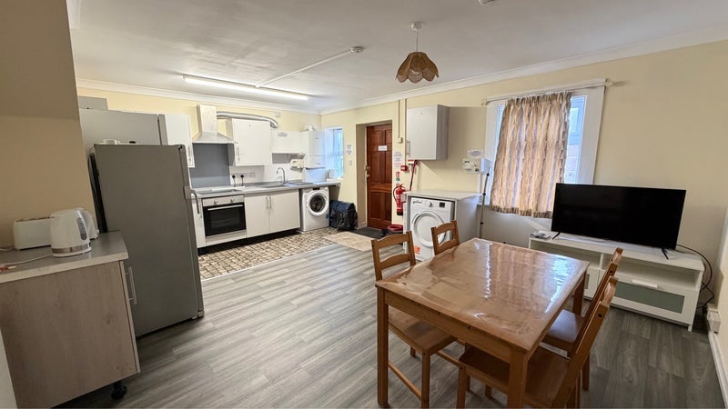 Room Ashley Road in Poole
