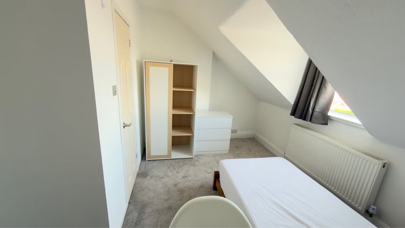 Room Ashley Road in Poole