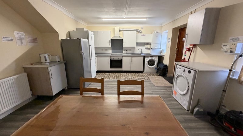 Room Ashley Road in Poole