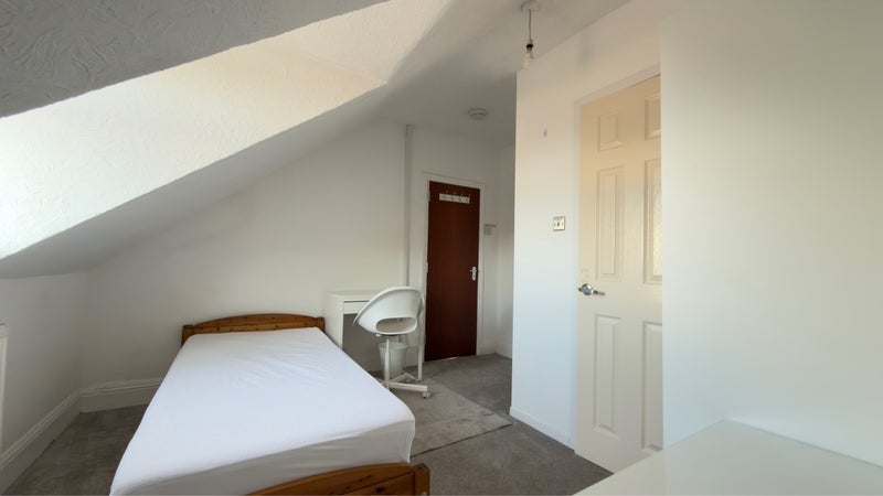 Room Ashley Road in Poole