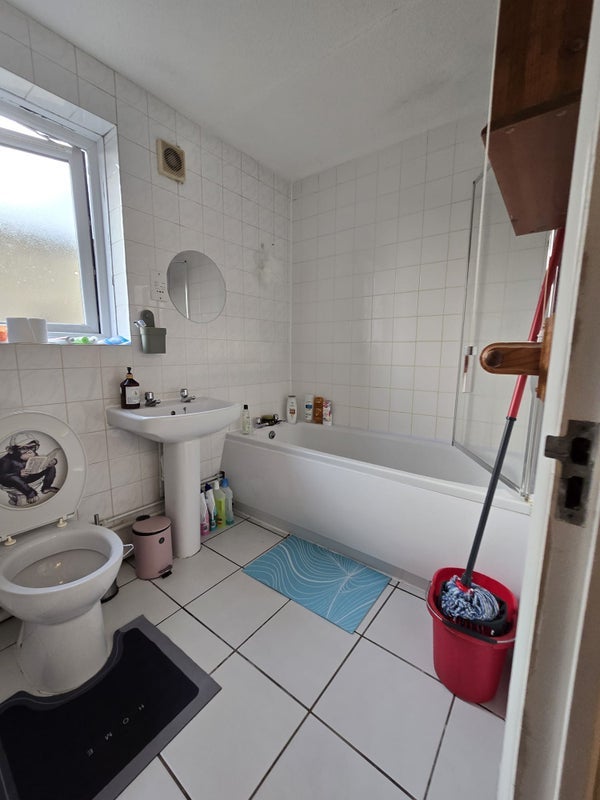 Room Ashdown Walk in Greater London