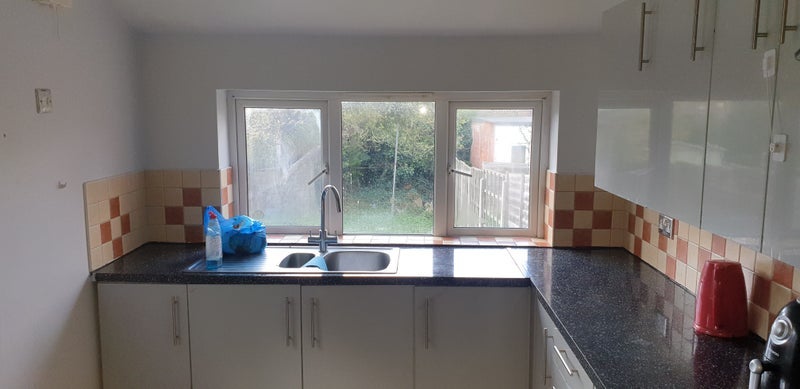 Room Llanover Road in Greater London