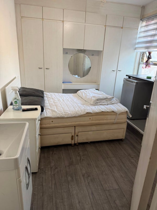 Room George Lane in Greater London