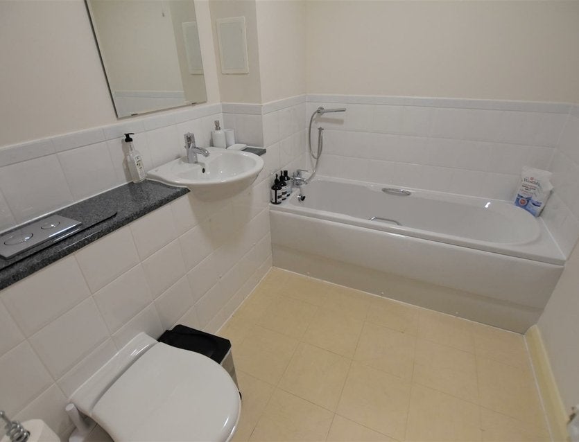 Flat Admiralty Close in Greater London