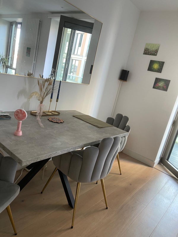 Room Schooner Road in Greater London