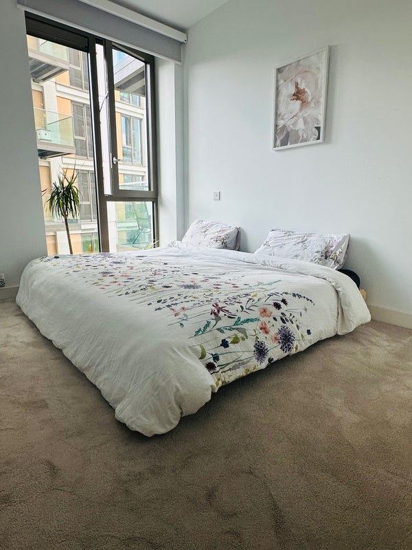 Room Schooner Road in Greater London