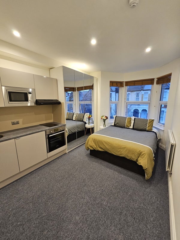 Flat Second Avenue in Greater London