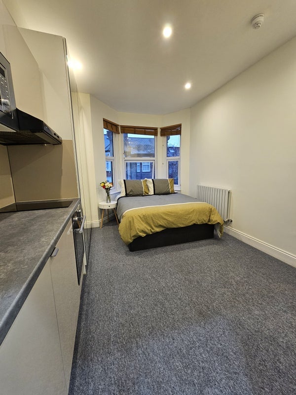 Flat Second Avenue in Greater London
