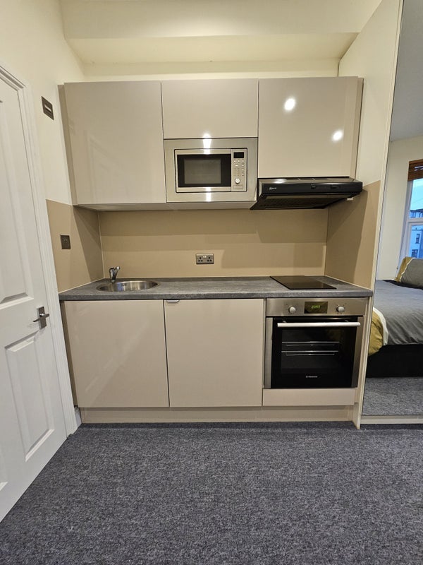 Flat Second Avenue in Greater London