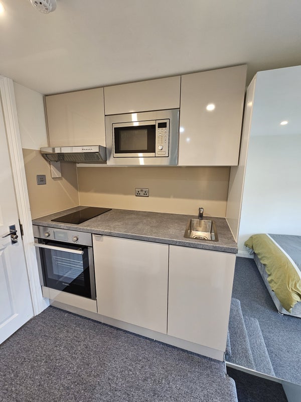 Flat Second Avenue in Greater London