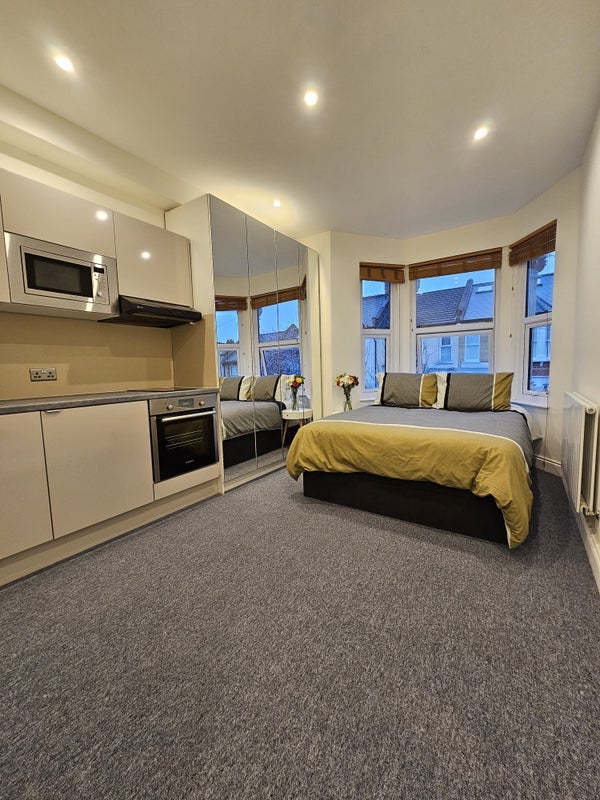 Flat Second Avenue in Greater London