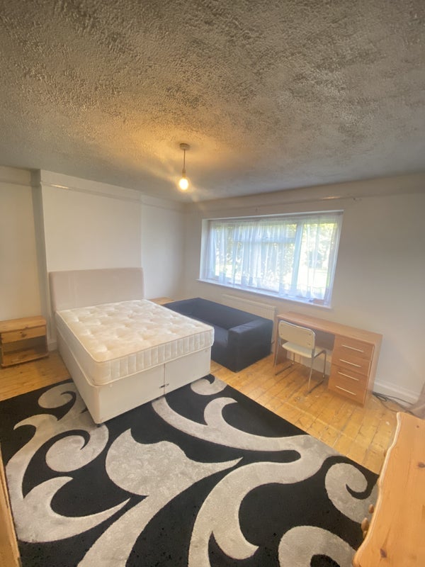 Room Effra Road in Greater London