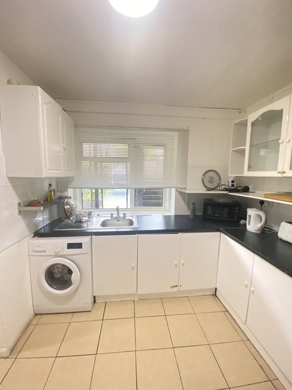 Room Effra Road in Greater London