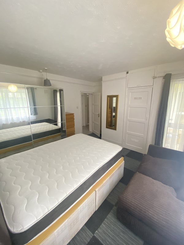 Room Effra Road in Greater London